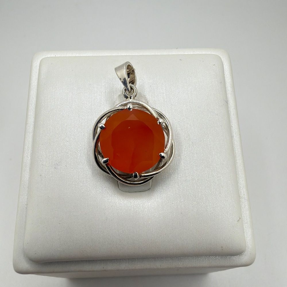NWOT 12mm, round cut,‎ faceted Carnelian pendant in sterling silver!